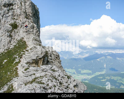 Italien, Trentino-Alto Adige, Provincia di Bolzano, Klettern auf eine Felswand, Abfahrt vom Gipfel Hering, Blick über das Pustertal Stockfoto