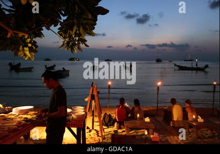 ein Restaurant am Strand von Hat Sai Ri auf Thel Ko Tao Insel im Golf von Thailand im Südosten von Thailand in Southeasta Stockfoto