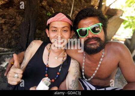 zwei Männer am Sai Naun Strand auf Koh Tao Insel im Golf von Thailand im Südosten von Thailand in Südostasien. Stockfoto