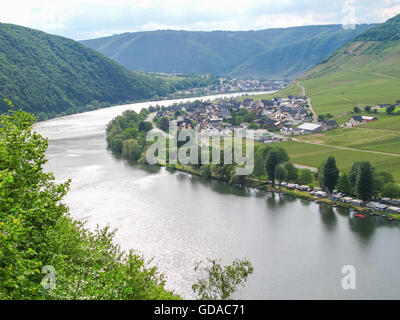 Deutschland, Rheinland-Pfalz, Mesenich an der Mosel steile Pfad, Dorf zwischen Weinberge und Mosel, Fluss mit Dorf und Weinbergen Stockfoto