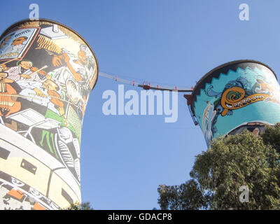 Südafrika, Gauteng, Soweto, Kühltürme das ehemalige Kohlekraftwerk von Orlando (Orlando Power Station) in Klipspruit (Klipspruit 318-Iq) Stockfoto