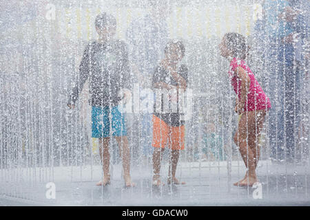 Kinder spielen im Wasser-Funktion am Southbank, London im Juli Stockfoto