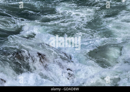 Raue Meer stürzt auf Felsen an der Küste von North Cornwall. Stockfoto