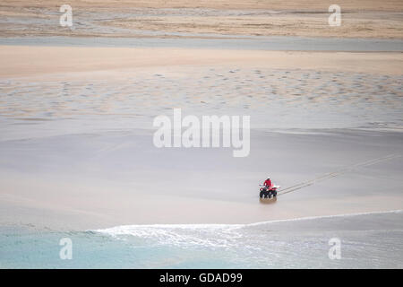 Ein einsamer RNLI Rettungsschwimmer auf Crantock Beach in Newquay, Cornwall. Stockfoto