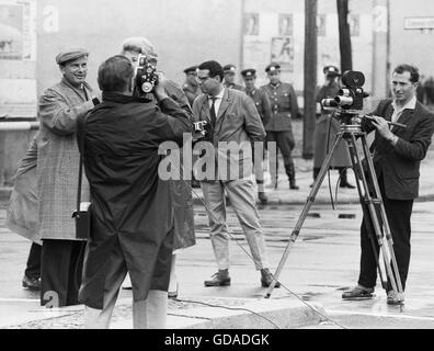 Jack Paar Dreharbeiten einen Bericht vom Checkpoint Charlie Stockfoto
