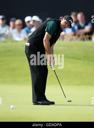 USAS Phil Mickelson putts Birdie am 14. während eines der The Open Championship 2016 im Royal Troon Golf Club, South Ayrshire. Stockfoto