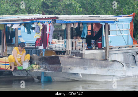 Vietnam, Can Tho, Frau mit Kind auf ihrem Hausboot im Mekong-Delta Stockfoto