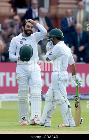 Pakistans Misbah-Ul-Haq (links) feiert scoring 100 nicht heraus während der Tag eines der Investec Test match bei Herrn, London. Stockfoto