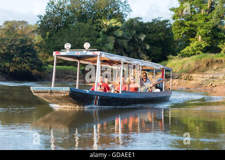 Limón, Tortuguero, Nationalpark Tortuguero, Costa Rica, Taxibus in Tortuguero Nationalpark Stockfoto