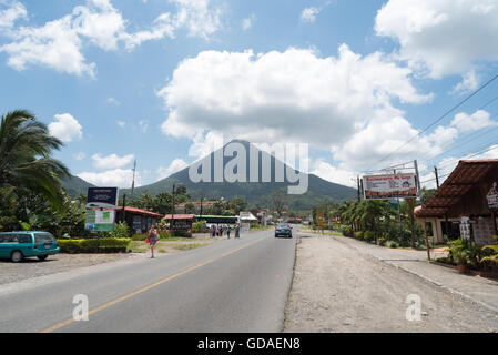 Costa Rica, Alajuela, San Carlos, Blick auf den Vulkan Arenal von La Fortuna Stockfoto