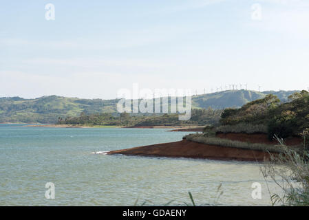 Costa Rica, Guanacaste, Windkraft, Windräder am Arenal See Stockfoto