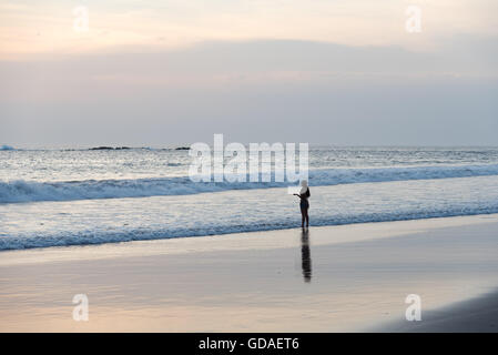 Costa Rica, Guanacaste, Playa Junquillal, Frau auf dem Strand Junquillal Blick auf das Meer Stockfoto