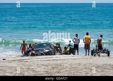 Costa Rica, Guanacaste, Puerto Carrillo, Playa Carrillo, versunkenen Auto am Strand Stockfoto