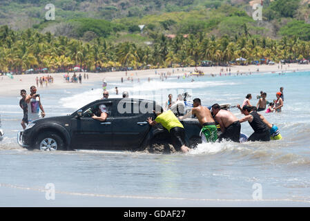Costa Rica, Guanacaste, Puerto Carrillo, Playa Carrillo, versunkenen Auto am Strand Stockfoto