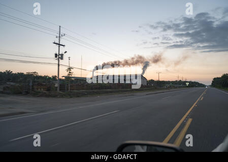 Costa Rica, Puntarenas, Quepos, Industriekomplex an der Küstenstraße von Costa Rica Stockfoto