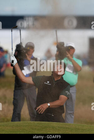 USAS Phil Mickelson chips aus einem Bunker während eines der The Open Championship 2016 im Royal Troon Golf Club, South Ayrshire. Stockfoto