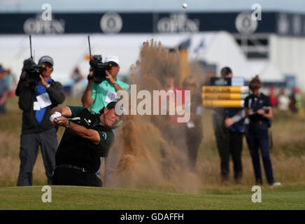 USAS Phil Mickelson chips aus einem Bunker während eines der The Open Championship 2016 im Royal Troon Golf Club, South Ayrshire. Stockfoto