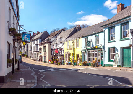 Geschäfte in der Church Street, die Hauptstraße durch Modbury, eine historische Stadt in Devon, England, UK Stockfoto