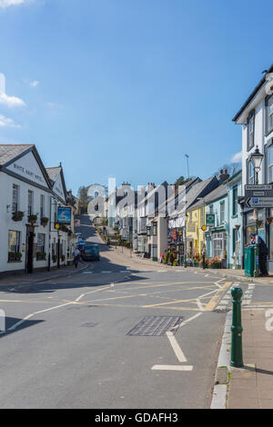 Geschäfte in der Church Street, die Hauptstraße durch Modbury, eine historische Stadt in Devon, England, UK Stockfoto