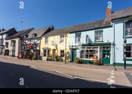 Geschäfte in der Church Street, die Hauptstraße durch Modbury, eine historische Stadt in Devon, England, UK Stockfoto