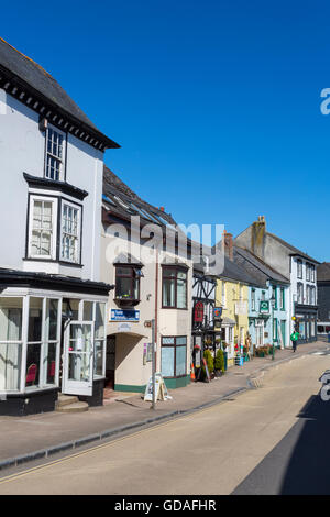 Geschäfte in der Church Street, die Hauptstraße durch Modbury, eine historische Stadt in Devon, England, UK Stockfoto