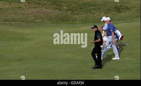 USAS Phil Mickelson geht auf das 18. Fairway während eines der The Open Championship 2016 im Royal Troon Golf Club, South Ayrshire. Stockfoto