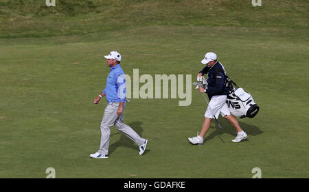 Englands Lee Westwood geht auf das 18. Fairway während eines der The Open Championship 2016 im Royal Troon Golf Club, South Ayrshire. Stockfoto