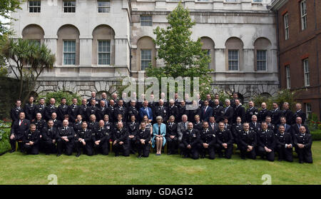 Premierminister Theresa May posiert im Garten der Downing Street für ein Gruppenfoto mit 69 Offiziere aus 40 Kräfte vor der Polizei Tapferkeit Awards im Dorchester Hotel in London. Die Offiziere sind alle für herausragende Taten der Tapferkeit in der 21. Polizei Tapferkeit Awards nominiert, veranstaltet von der Police Federation of England and Wales (PFEW) und von gegenseitigen Polizei gesponsert. Stockfoto