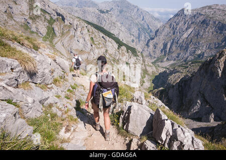 Wandern, El Naranjo de Bulnes, der Aufenthalt in, Refugio, Vega de Urriello, in Picos de Europa, Europa Nationalpark, Asturien, Spanien. Stockfoto