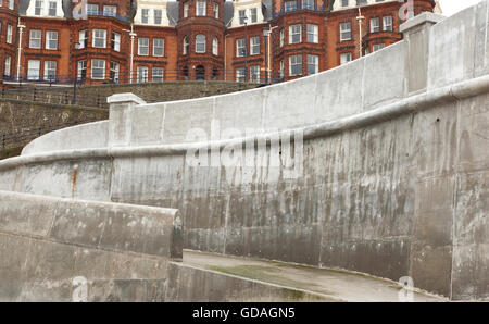 Neue (2016) konkrete Meer Verteidigungsanlagen entlang der Promenade am Cromer, Norfolk, Großbritannien Stockfoto