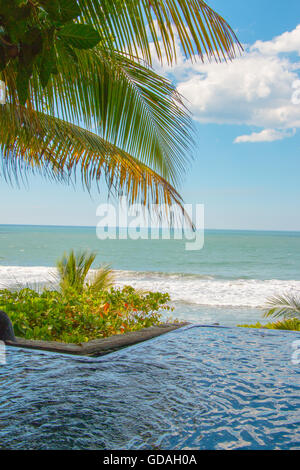 Infinity-Pool mit Blick auf den Pazifischen Ozean in Playa el Tunco, El Salvador Stockfoto