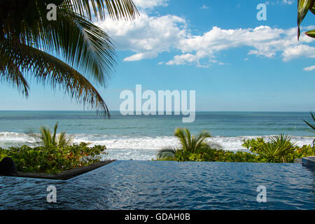 Infinity-Pool mit Blick auf den Pazifischen Ozean in Playa el Tunco, El Salvador Stockfoto