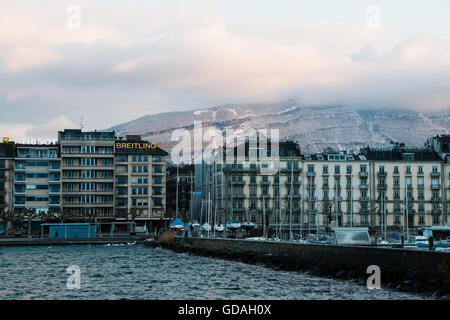 Aufnahme an einem kalten Tag im März mit der Bise Wind weht. See mit Wellen. Sie sehen die geparkten Boote, die Besitzer Stockfoto