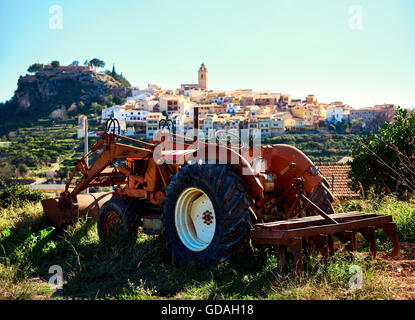 Alten Traktor und Polop De La Marina village Stockfoto