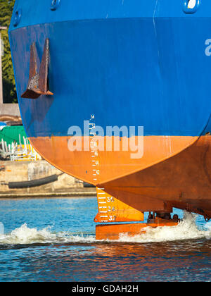 Heck des Schiffes mit arbeiten Schraube und Ruder. Stockfoto