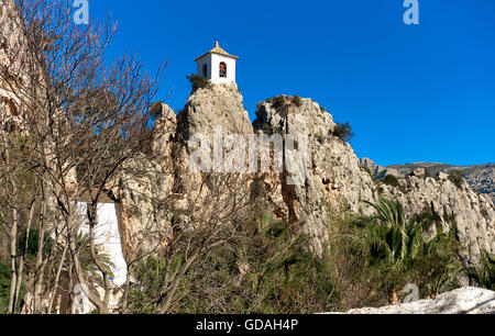 Glockenturm auf einem Felsen von Guadalest Stockfoto