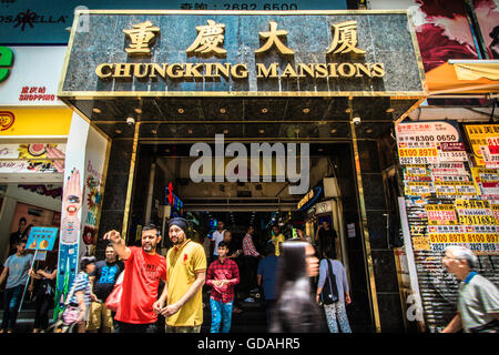 Haupteingang der Chungking Mansions, wo die Kulturen auf den Straßen von Hongkong zusammentreffen – Tsim Sha Tsui, Hongkong Stockfoto