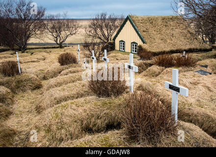 Kreuze auf dem Friedhof der berühmten Hofskirkja Rasen Kirche am Hof Ort im Südosten Islands Stockfoto