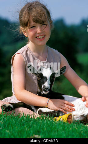 Mädchen mit Pygmäen Ziege Capra hircus Stockfoto