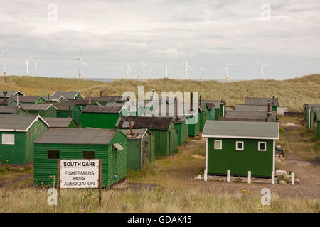 Fischerhütten am südlichen Gare, Redcar mit der Offshore-Windkraftanlagen im Hintergrund Stockfoto