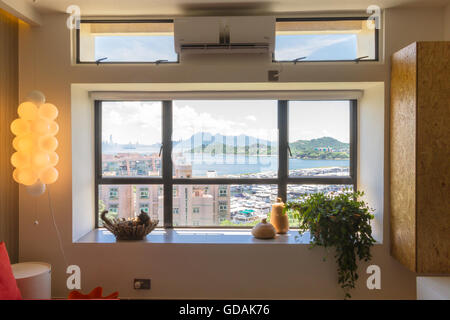 Hong Kong Discovery Bay - Katzenblick und Meerblick vom Appartementfenster Stockfoto