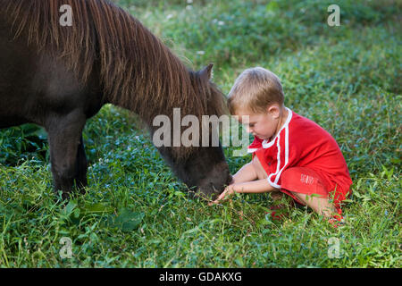 Junge mit Falabella Pony, Normandie Stockfoto