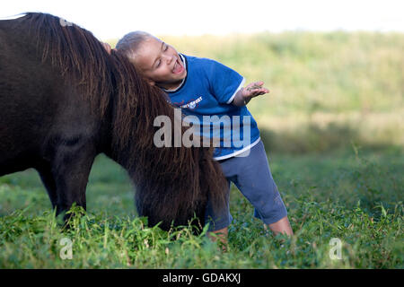 Junge mit Falabella Pony, Normandie Stockfoto