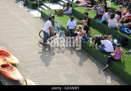 Entspannung durch die Regents Canal an einem Sommertag am Kings Cross, NC1, in London, England, UK Stockfoto