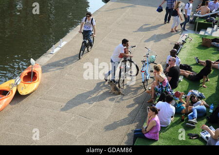 Entspannung durch die Regents Canal an einem Sommertag am Kings Cross, NC1, in London, England, UK Stockfoto