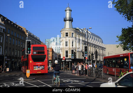 Die verkehrsreiche Kreuzung vor dem restaurierten Leuchtturm aufbauend auf Grays Inn Road, neben Bahnhof Kings Cross, London, UK Stockfoto