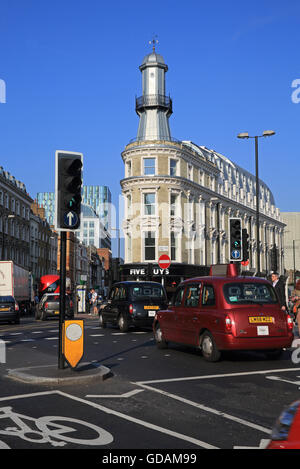 Die verkehrsreiche Kreuzung vor dem restaurierten Leuchtturm aufbauend auf Grays Inn Road, neben Bahnhof Kings Cross, London, UK Stockfoto