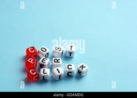 CPC Kosten pro Klick auf Würfel auf blau geschrieben Stockfoto