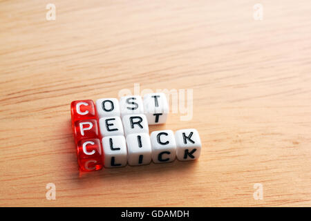 CPC Kosten pro Klick auf Würfel auf Holz geschrieben Stockfoto