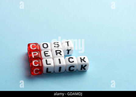CPC Kosten pro Klick auf Würfel auf blau geschrieben Stockfoto